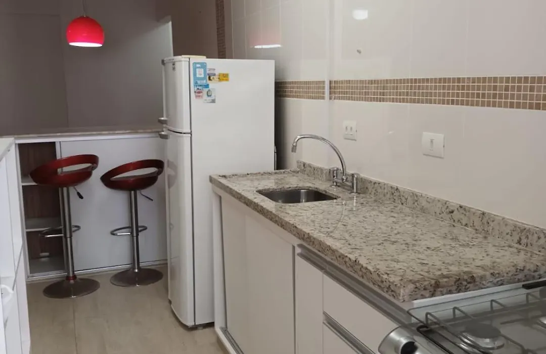 Praia Pitangueiras- Apartamento Quarto e sala - Vaga garagem- Duas quadras da praia- Próximo mercado, bares e restaurantes-1
