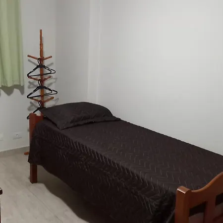 Praia Pitangueiras- Apartamento Quarto e sala - Vaga garagem- Duas quadras da praia- Próximo mercado, bares e restaurantes-2