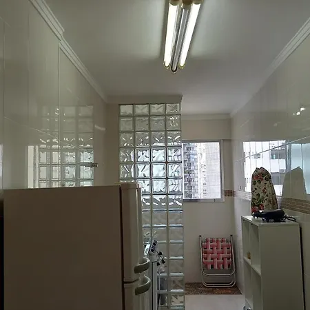 Praia Pitangueiras- Apartamento Quarto e sala - Vaga garagem- Duas quadras da praia- Próximo mercado, bares e restaurantes-3
